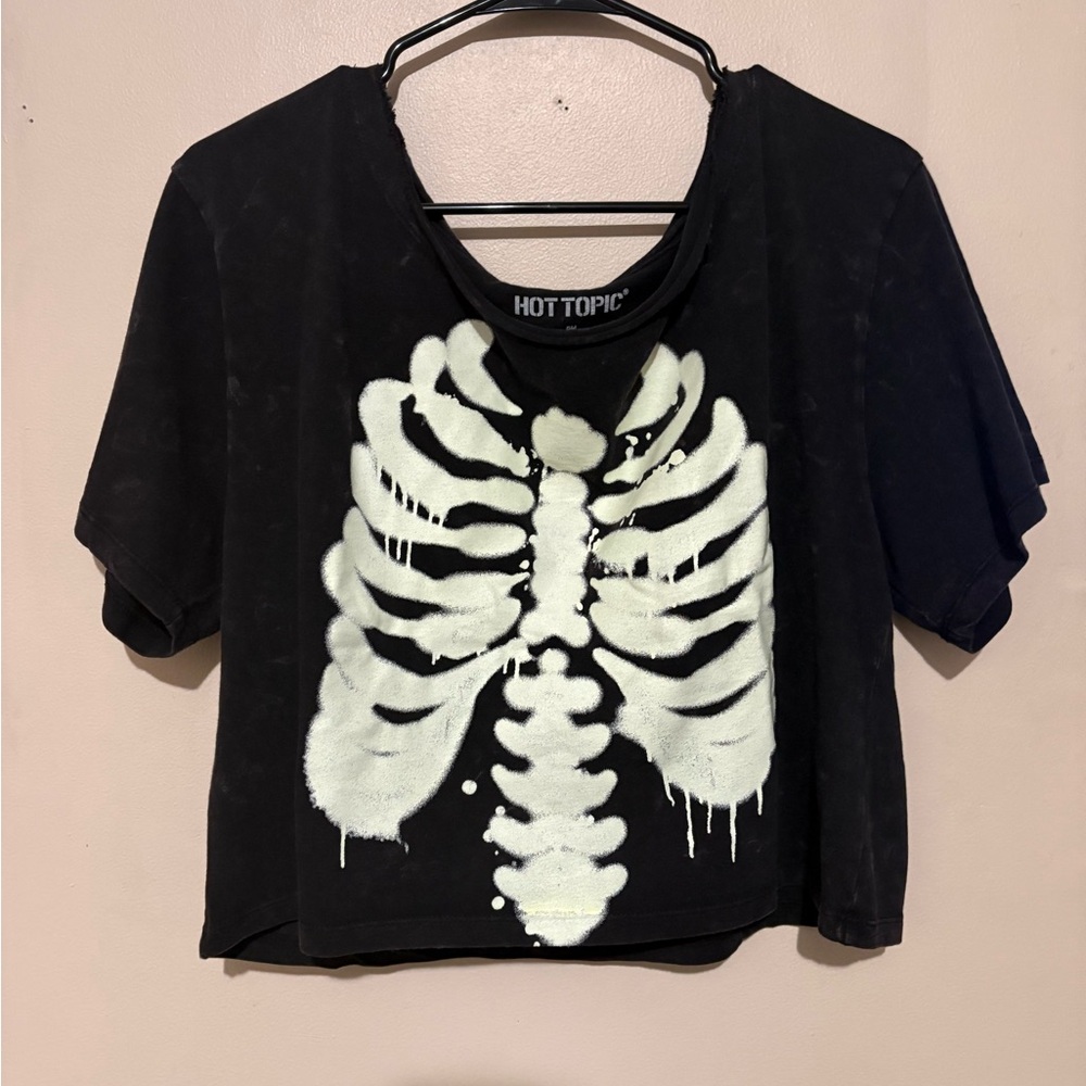 Hot Topic Black Crop Tee with Glow Skeleton Print